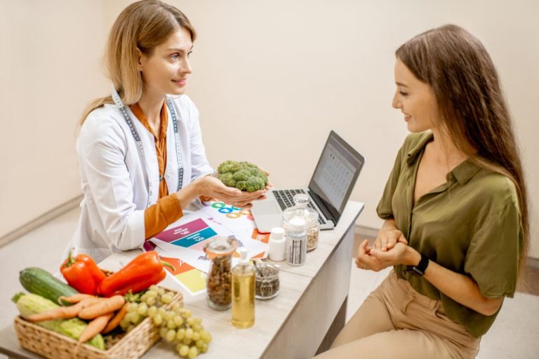 nutricionista realizando dieta a mujer