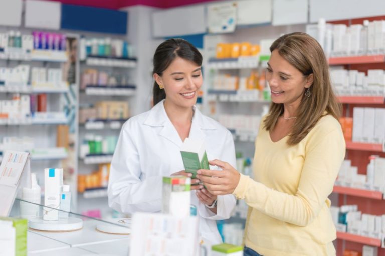 farmacéutica asesorando