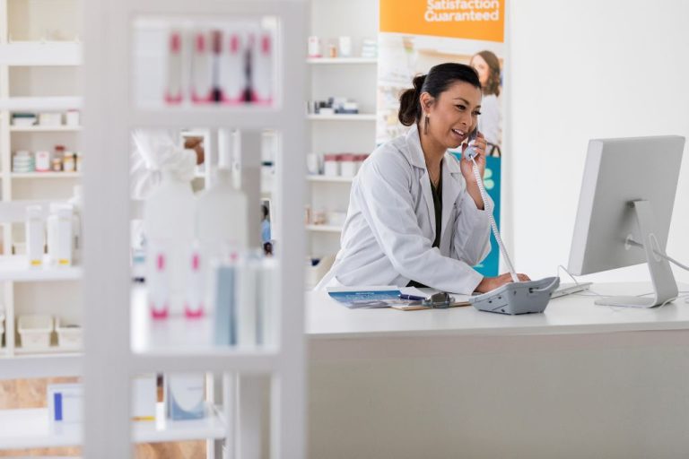 farmacéuticas hablando por teléfono