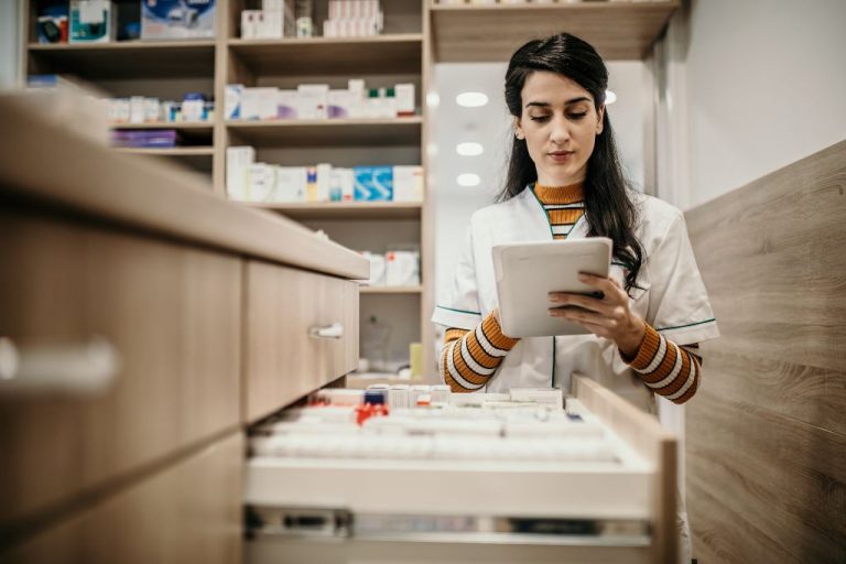 farmacéutica revisando medicamentos