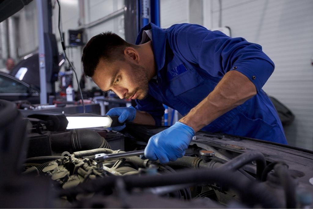 mecanico taller arreglando coche