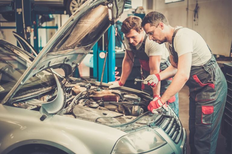 mecanicos taller arreglando coche