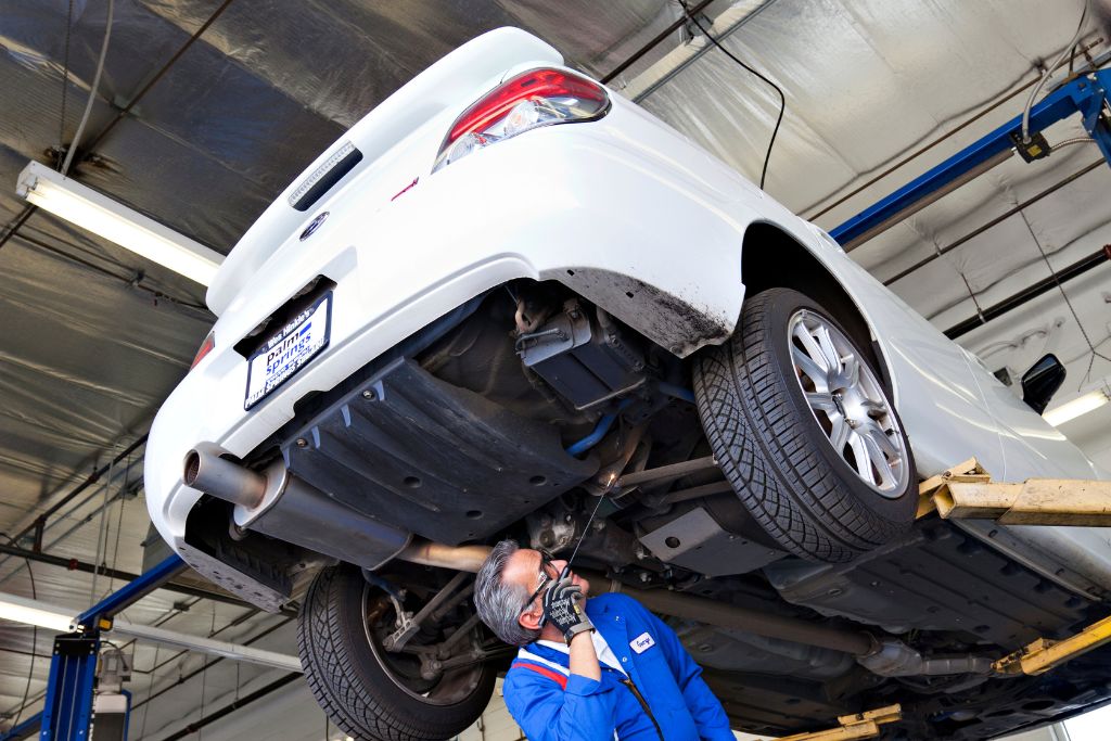 mecanico taller revisando coche