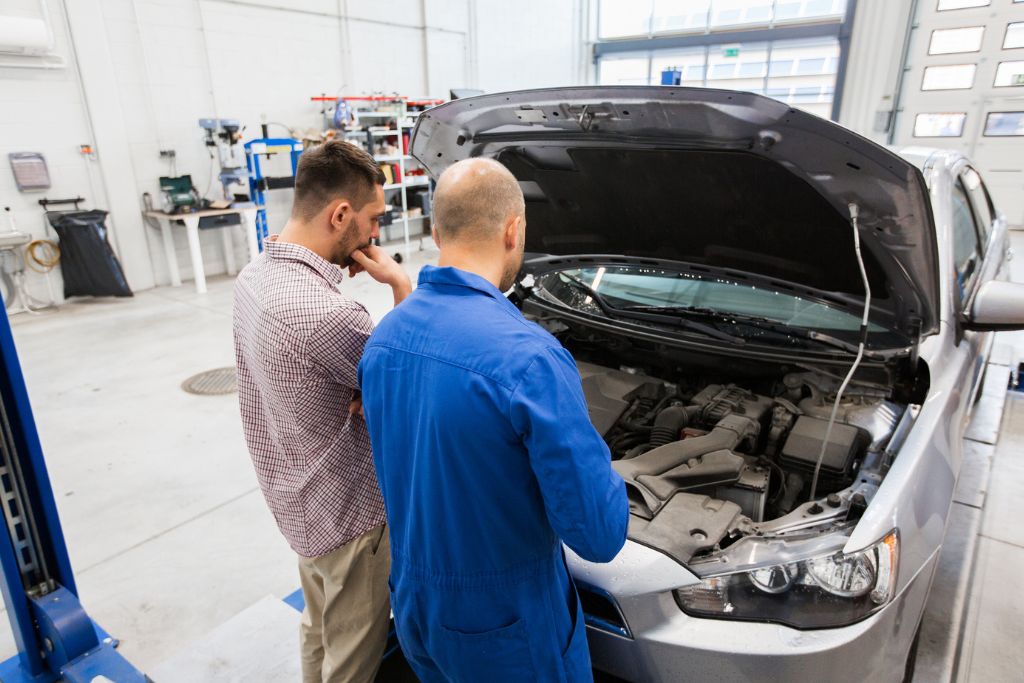 mecanico dando diagnostico coche