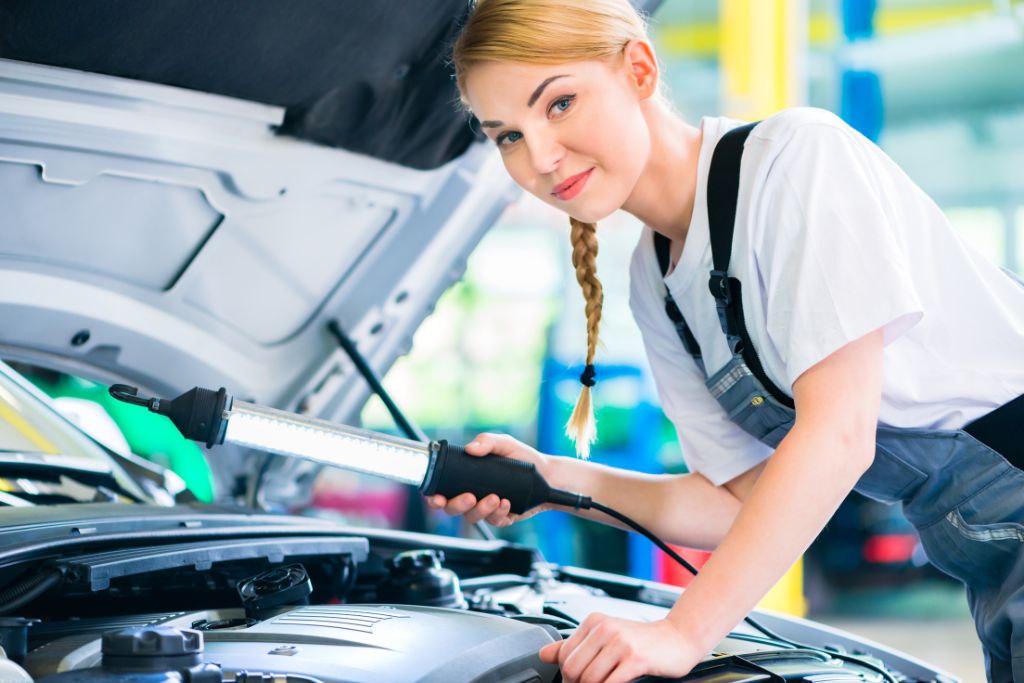 mujer revisando coche