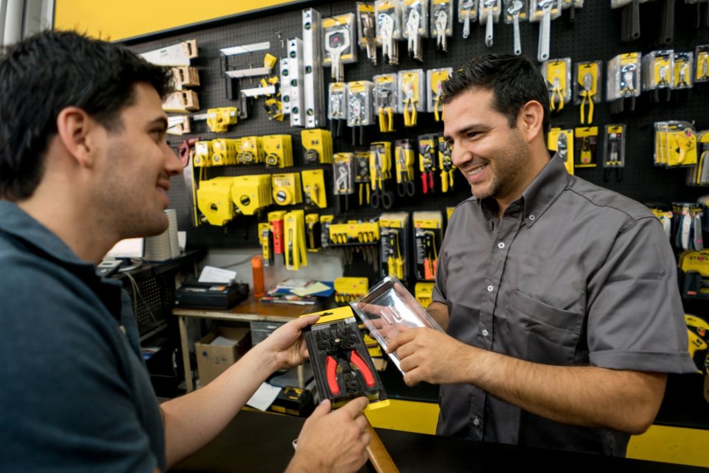 hombre comprando en una ferreteria