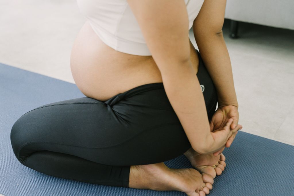 embarazada haciendo yoga